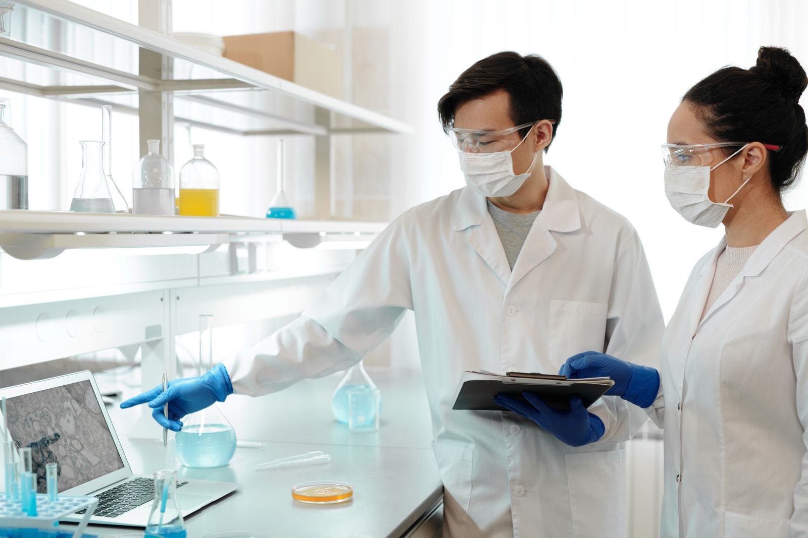 Dos investigadores analizando resultados en un ordenador de laboratorio