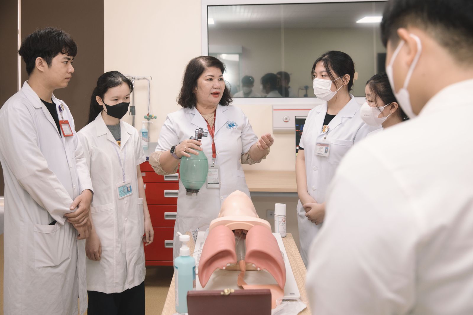 Estudiantes de ciencias de la salud practicando con un simulador clínico